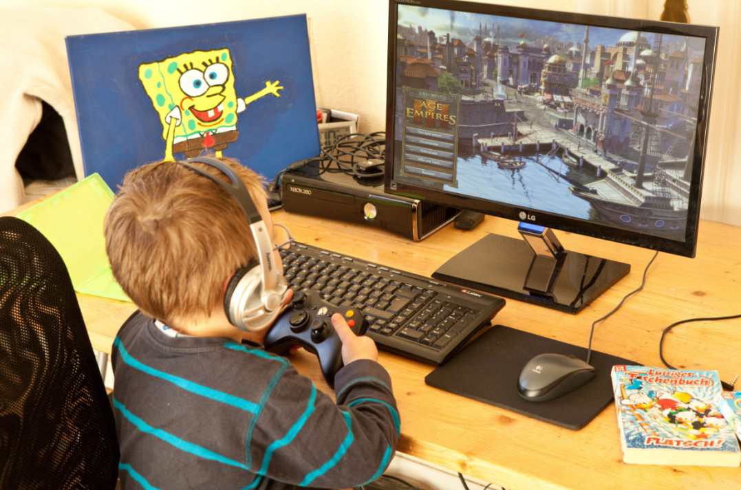 Abbildung 2: Kleinkind mit Computerspiel. Foto: LJS. Alle Rechte frei in Verbindg. mit Elterntalk Niedersachsen.